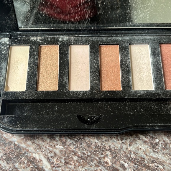 Free w Purchase Me Makeover Essentials Classic 10 Sunlit Breeze Eyeshadow - Picture 3 of 5